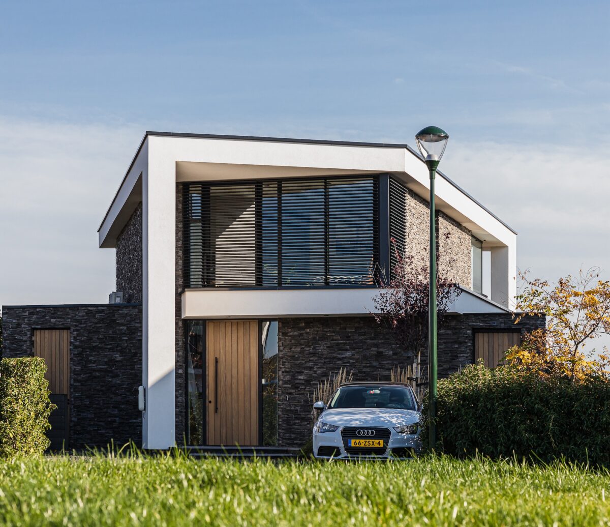 Beautiful and modern house built with steel frame by beSteel showing total architectural freedom and a good insulation
