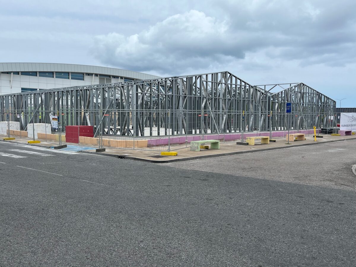 Picture of steel frame structure of Airport Juliana project.